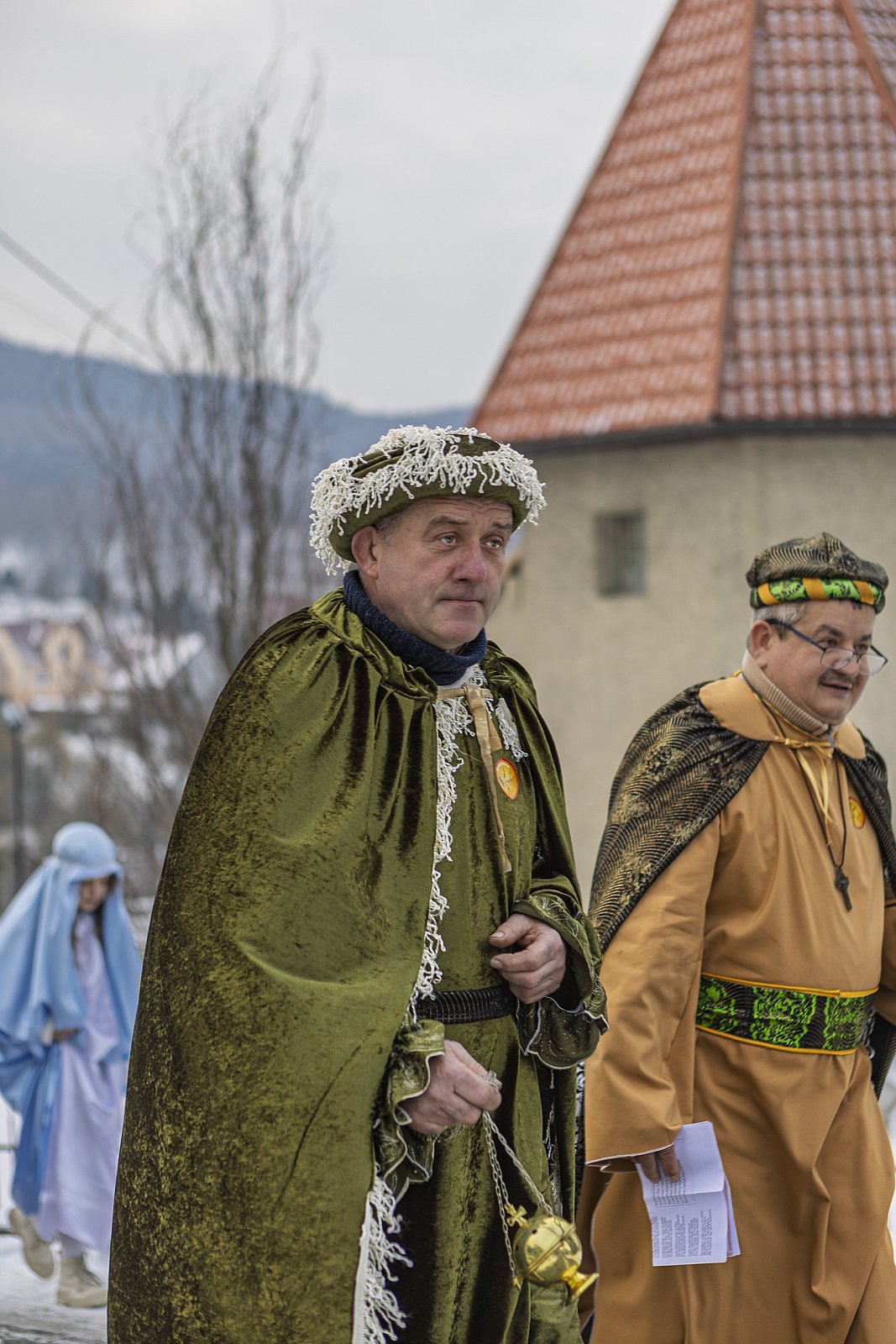 Królowie w płaszczach na czele orszaku.