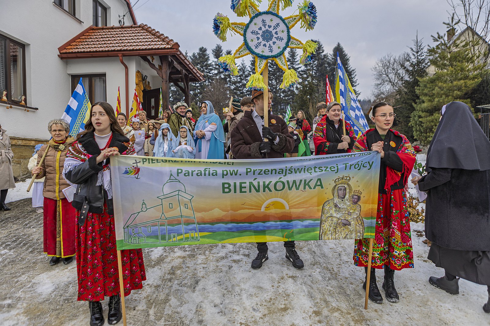 Transparent parafii w Bieńkówce na czele orszaku.