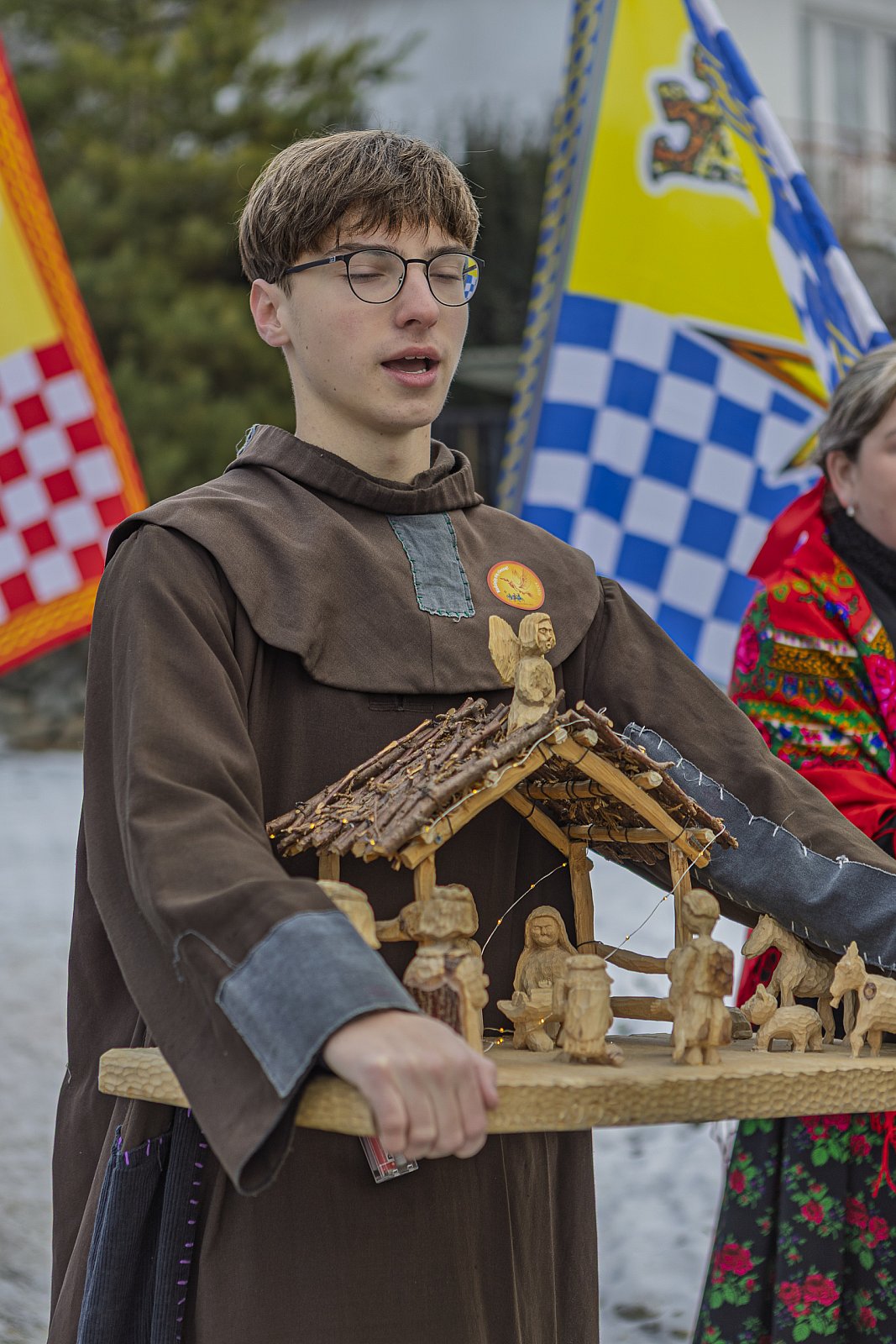 Brat zakonny z szopką.