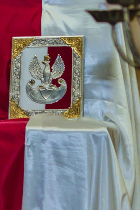 Godło przed ołtarzem