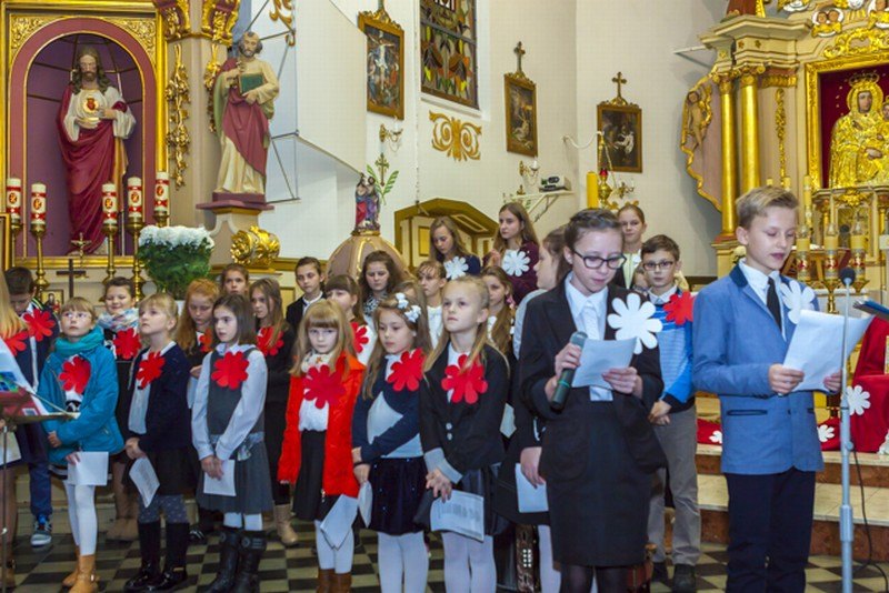 Wykonawcy z biało-czerwonymi kotylionami
