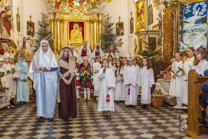 Maryja, Józef i anioły przed ołtarzem