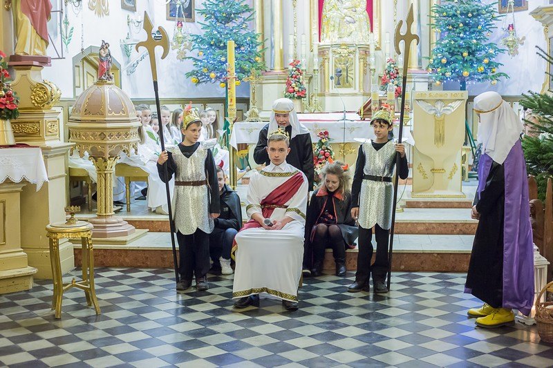 Król Herod na tronie w otoczeniu straży