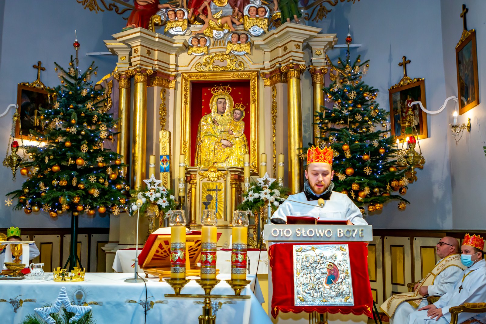 Ołtarz główny podczas Mszy świętej