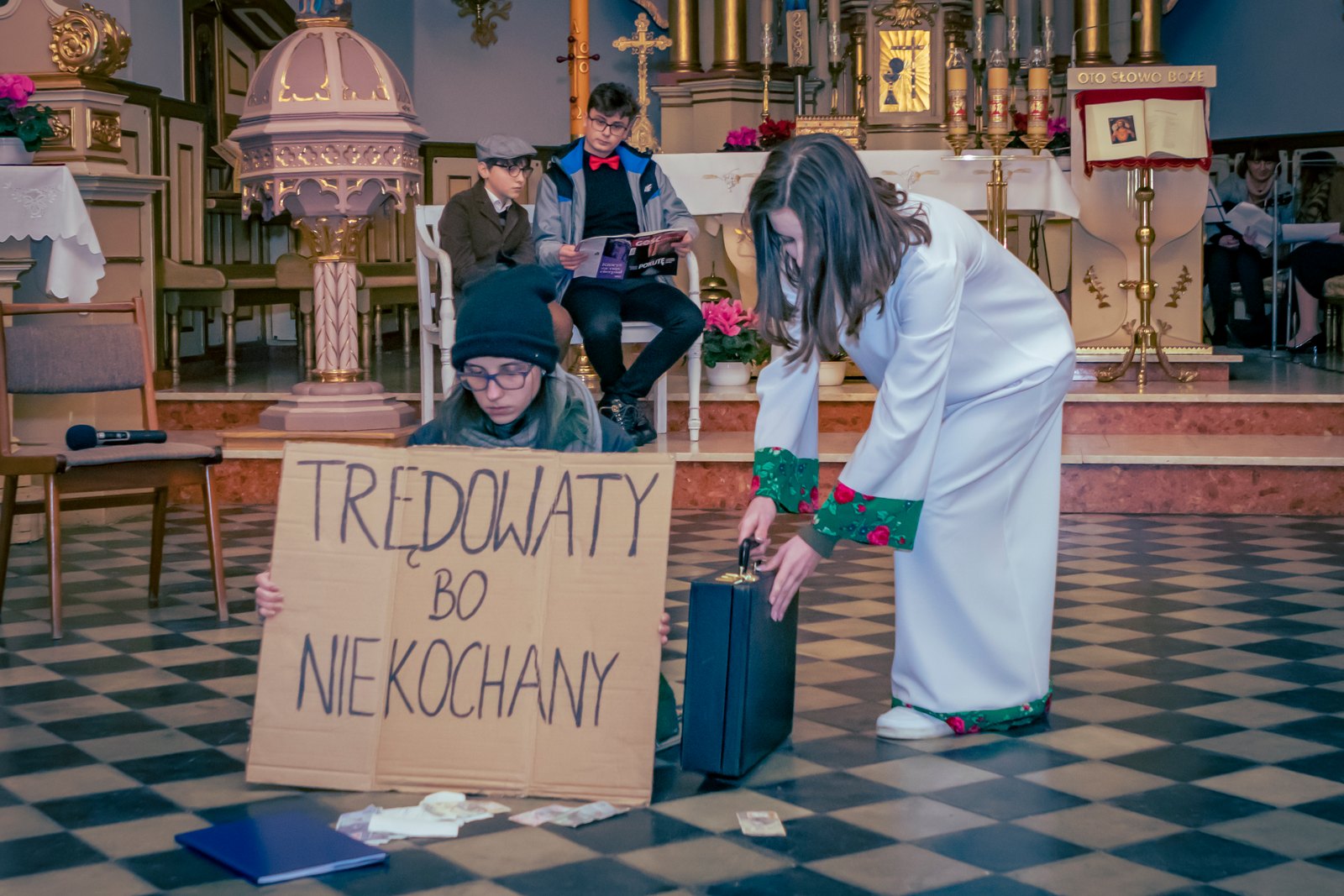Napis „Trędowaty bo niekochany”