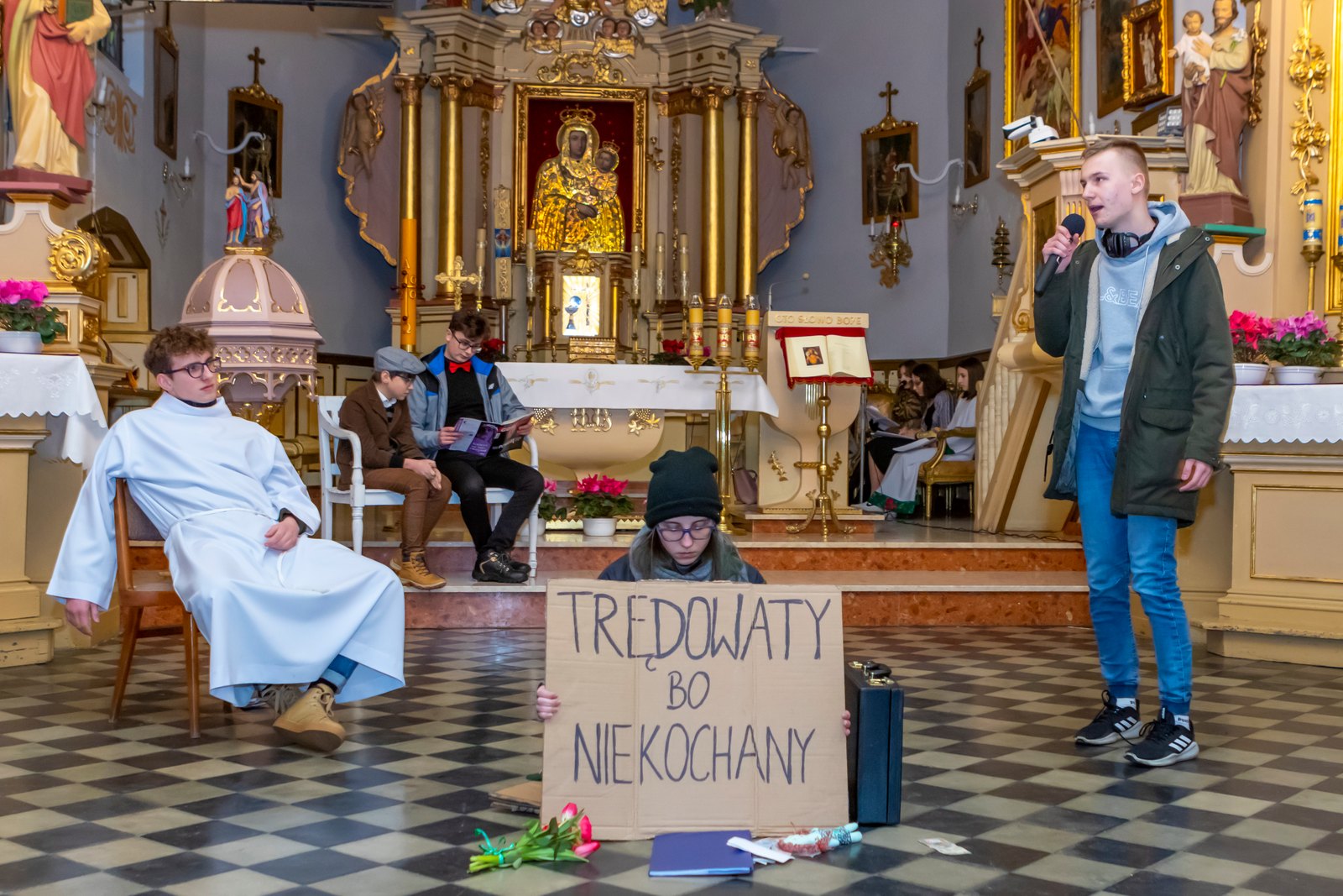 Scena z napisem „Trędowaty bo niekochany”