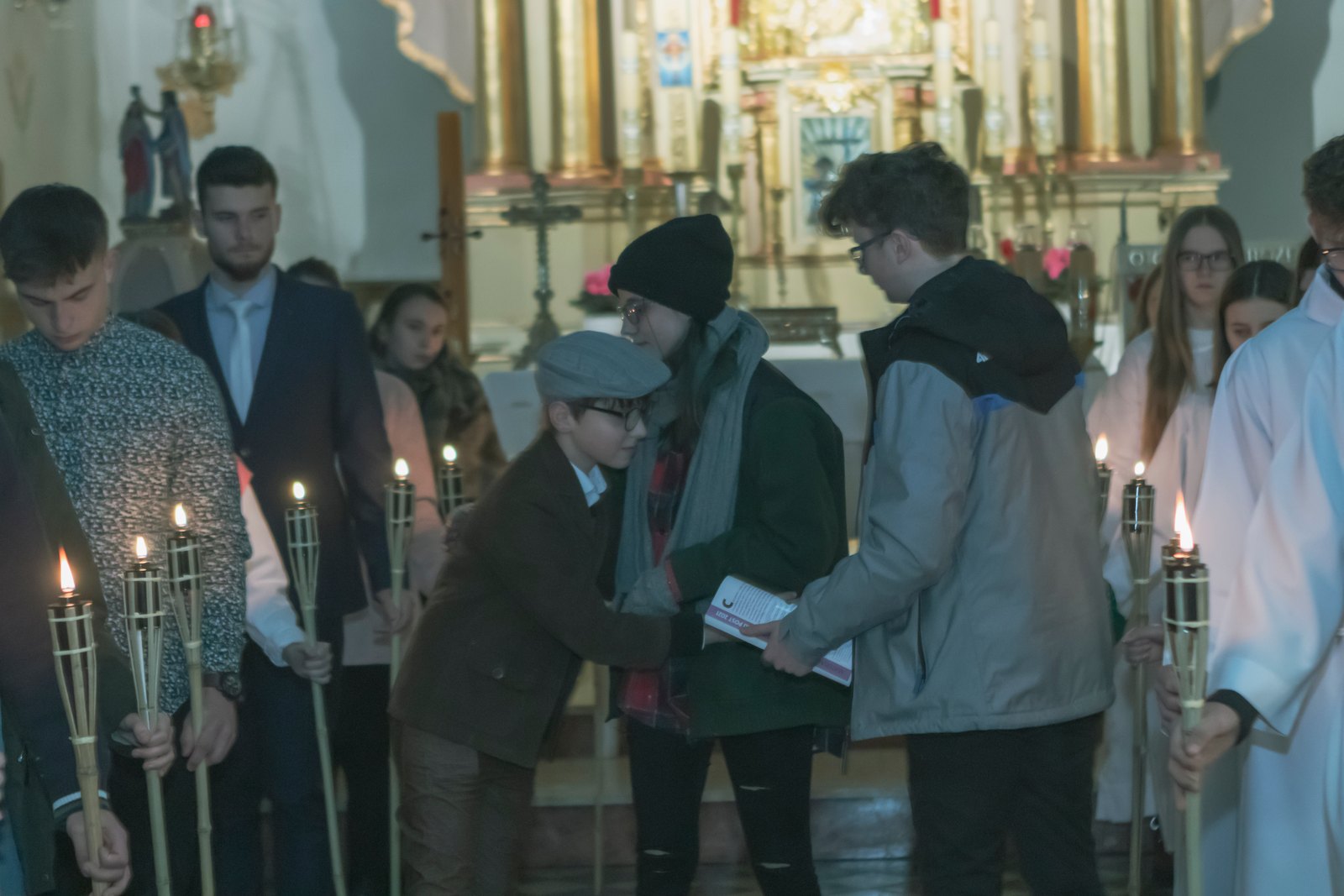 Młodzież z pochodniami