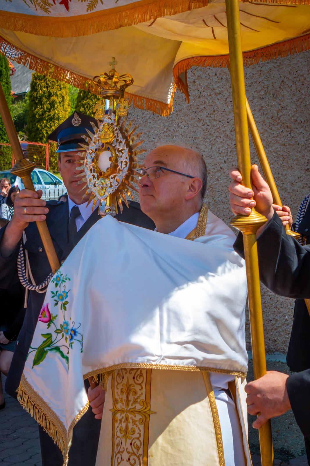 Najświętszy Sakrament w monstrancji pod baldachimem