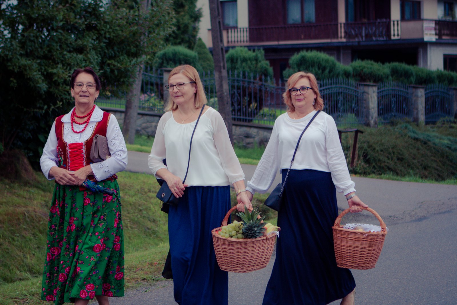 Panie w strojach regionalnych z koszami darów