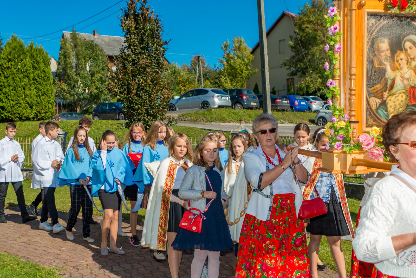 Procesja różańcowa drogą