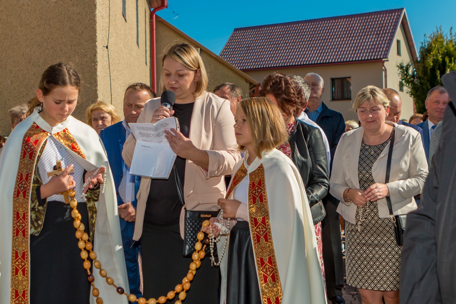 Modlitwa różańcowa z dużym różańcem