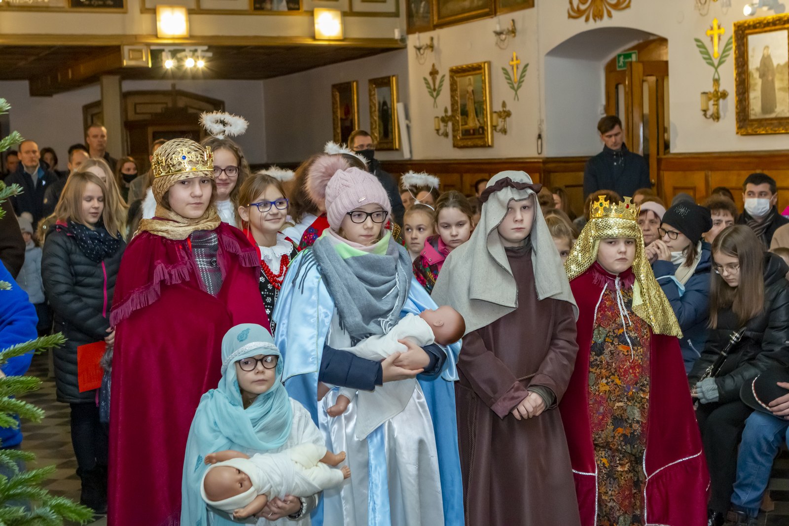 Kolędnicy w strojach Świętej Rodziny i królów