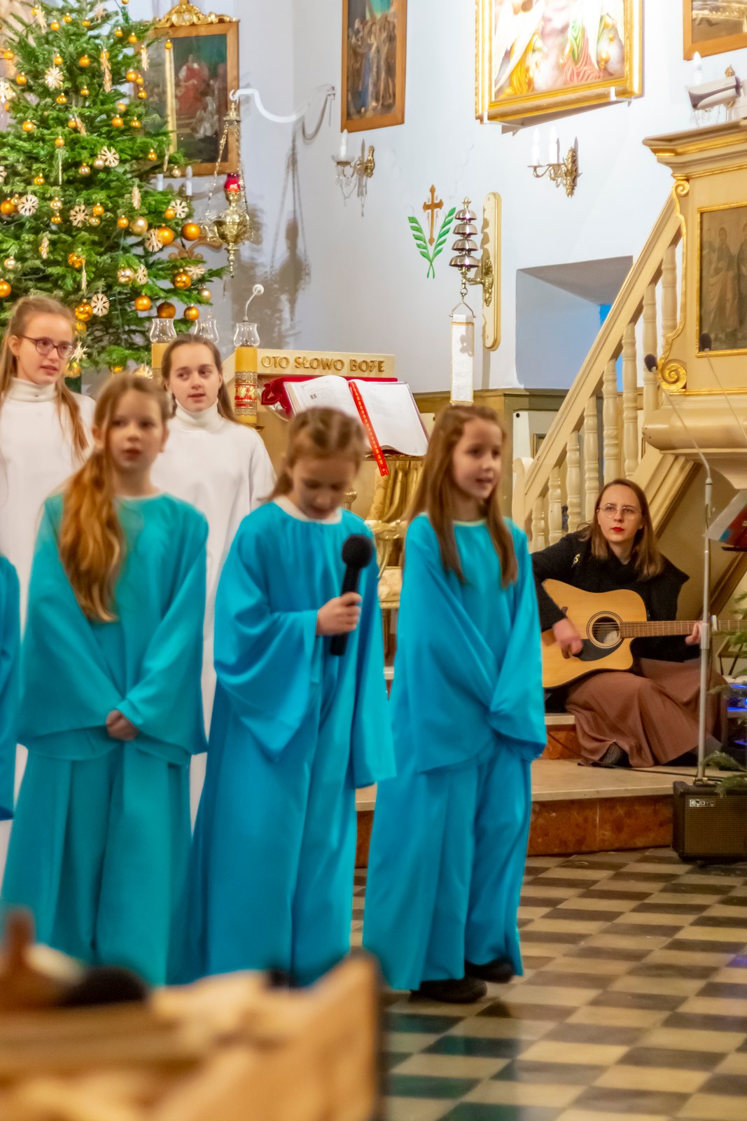 Anioły w błękitnych szatach i gitarzysta