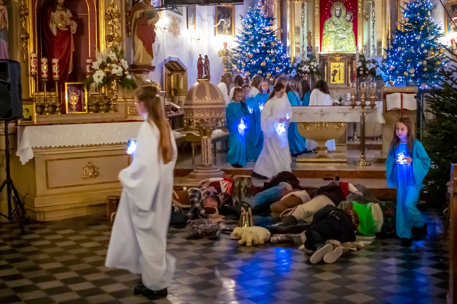 Śpiący pasterze i anioły z lampionami