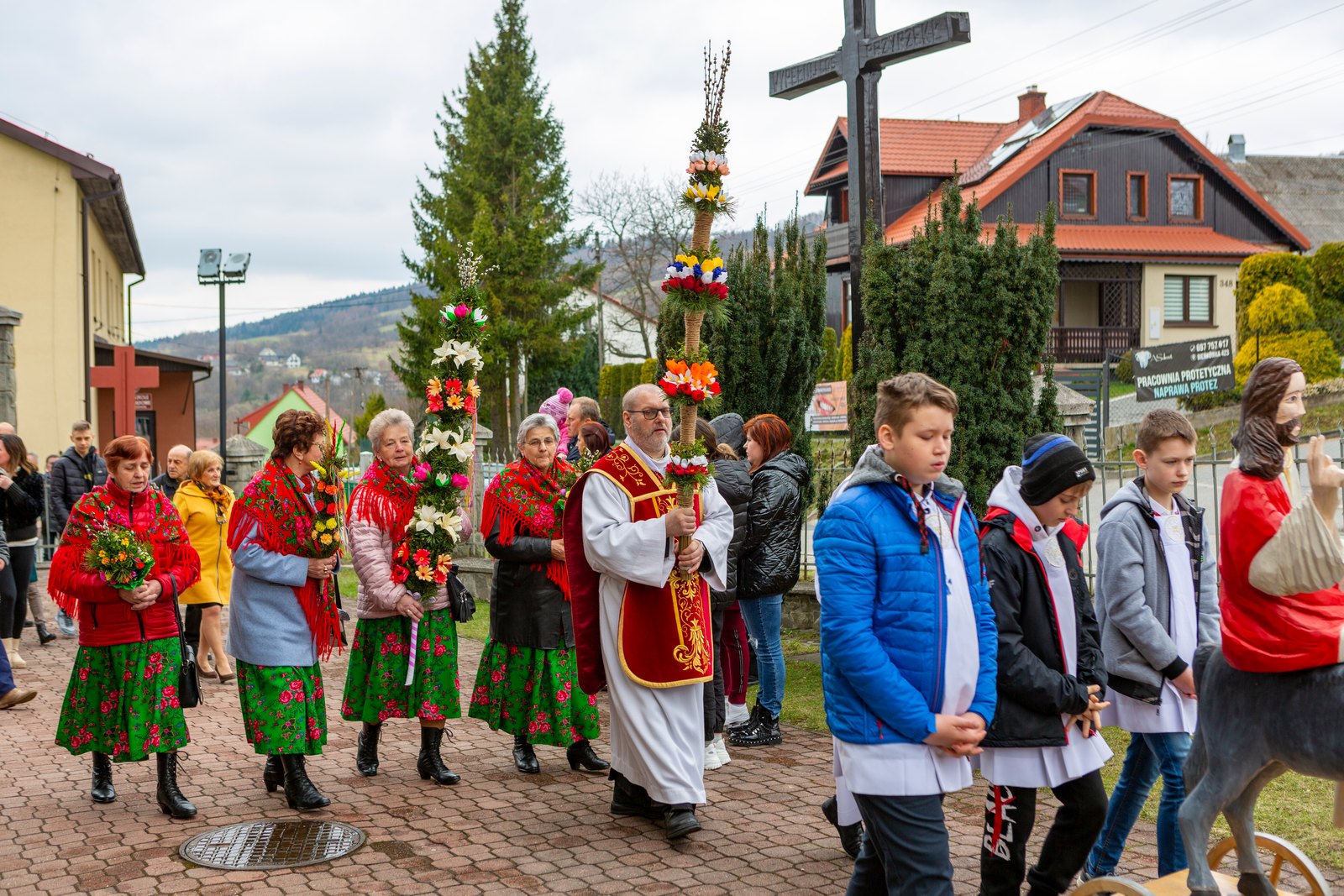 Procesja z palmami przed kościołem
