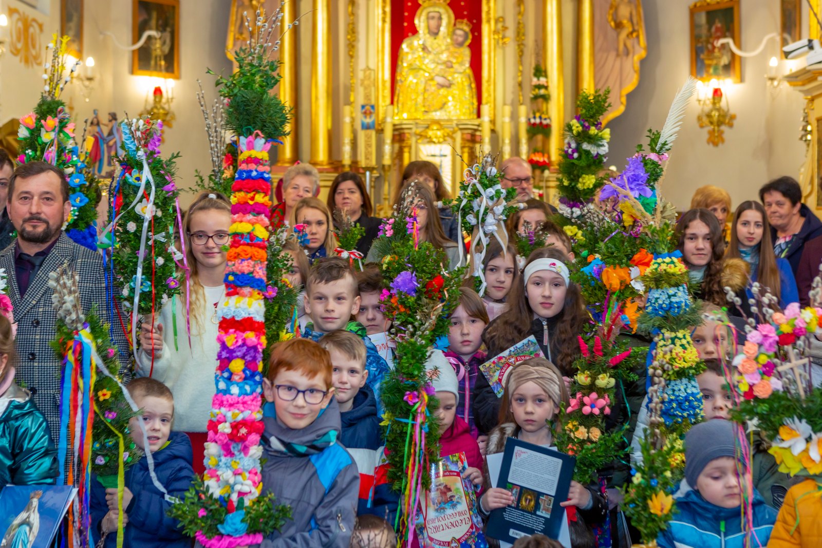 Uczestnicy konkursu z palmami i dyplomami