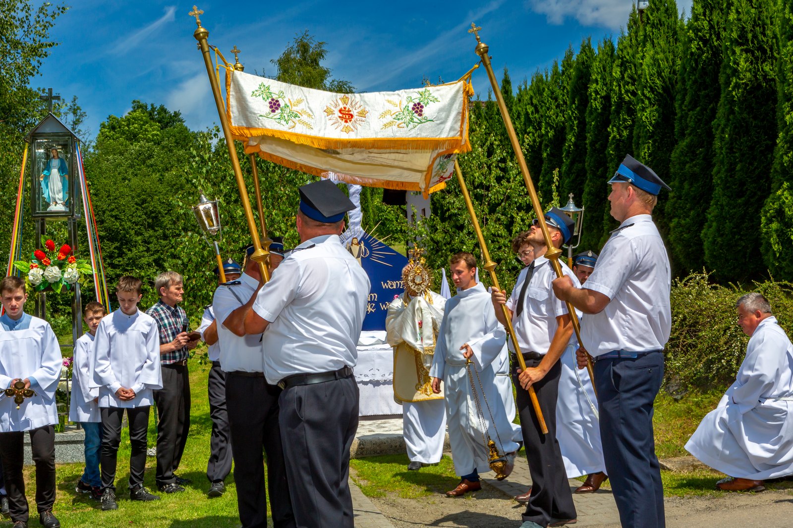Najświętszy Sakrament pod baldachimem