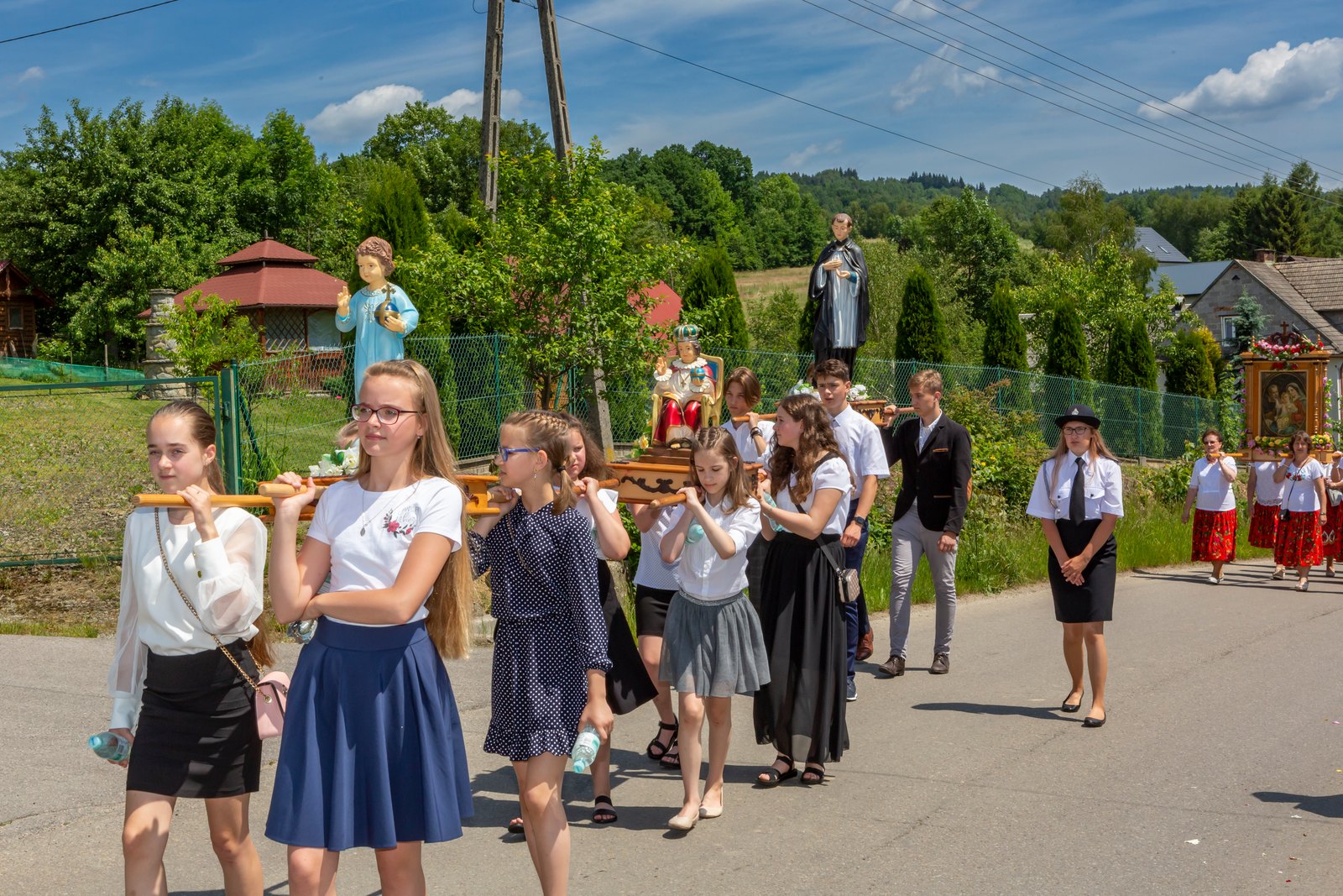 Feretrony niesione przez młodzież