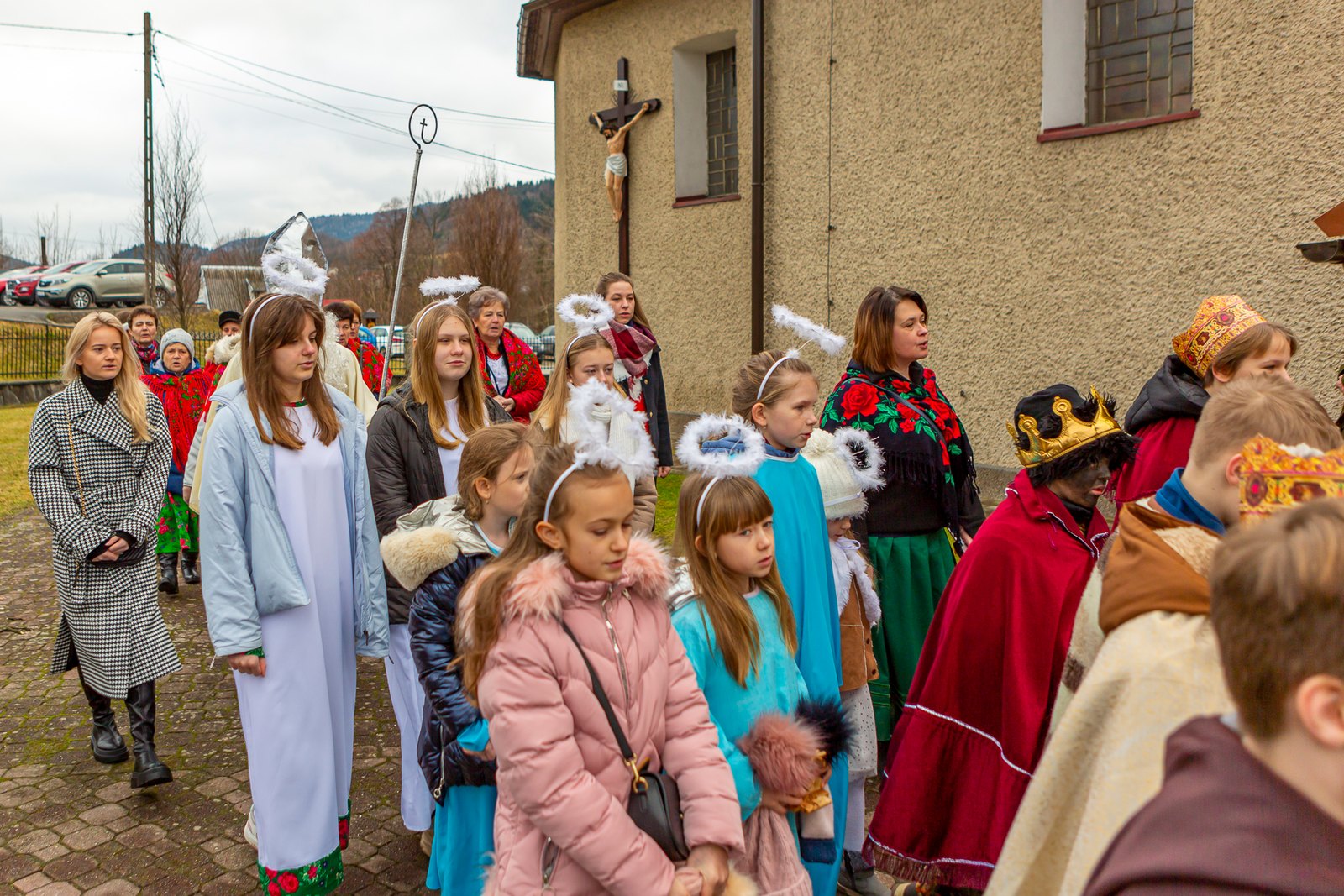 Orszak przy kościele
