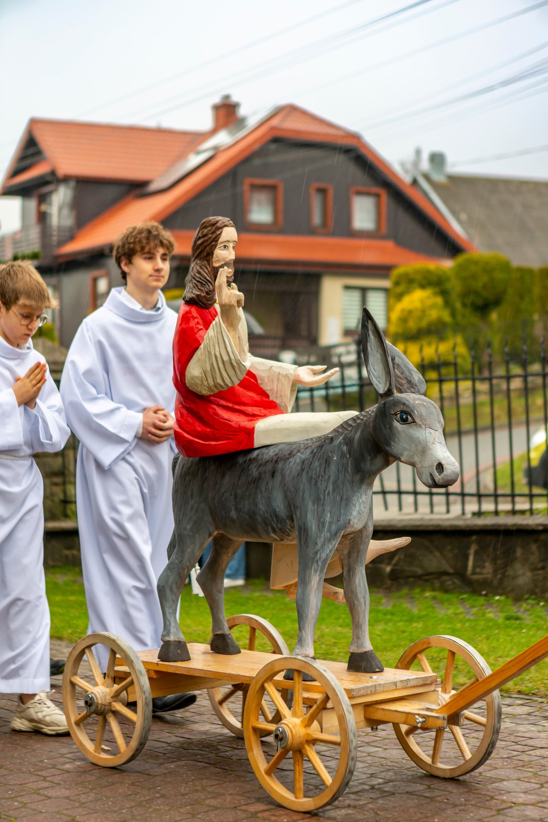 Figura Chrystusa na osiołku przed kościołem