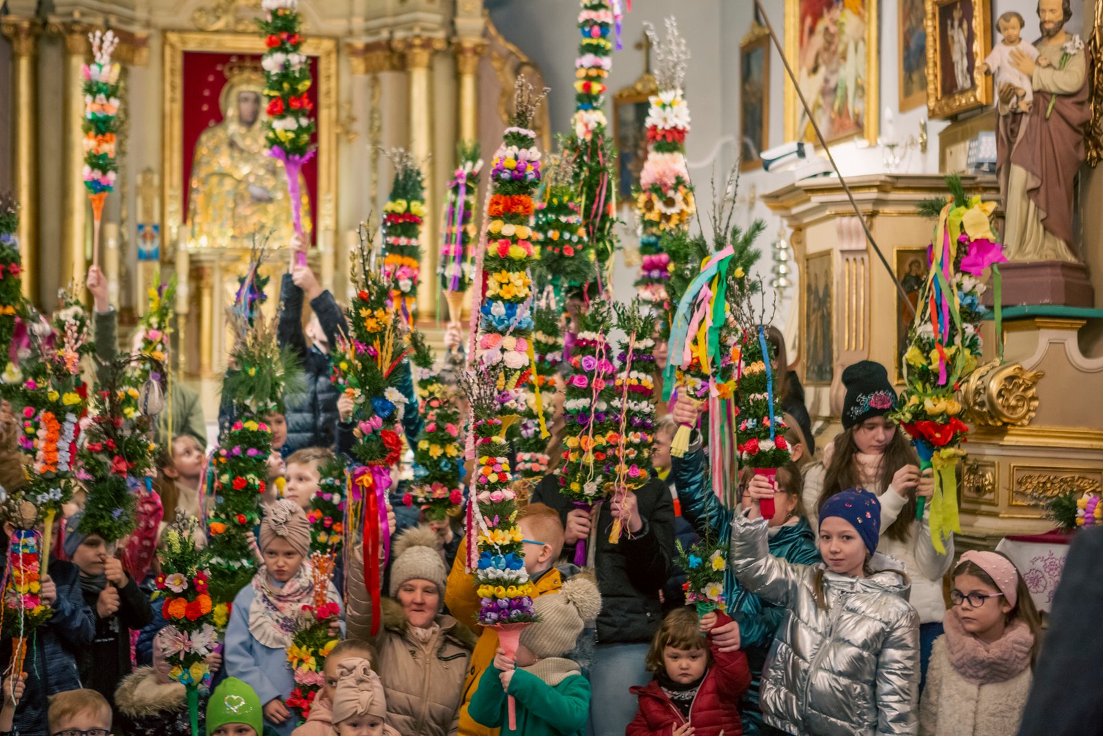 Palmy konkursowe przed ołtarzem