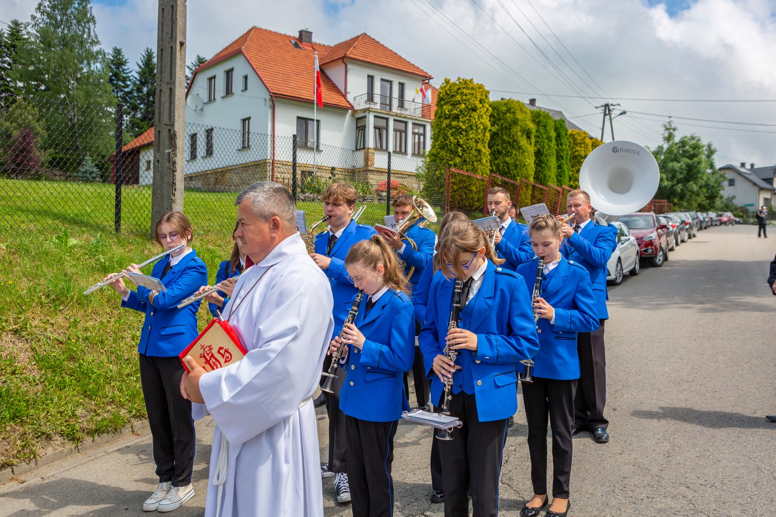 Orkiestra dęta prowadzi procesję