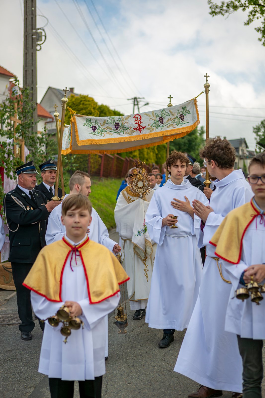Najświętszy Sakrament pod baldachimem