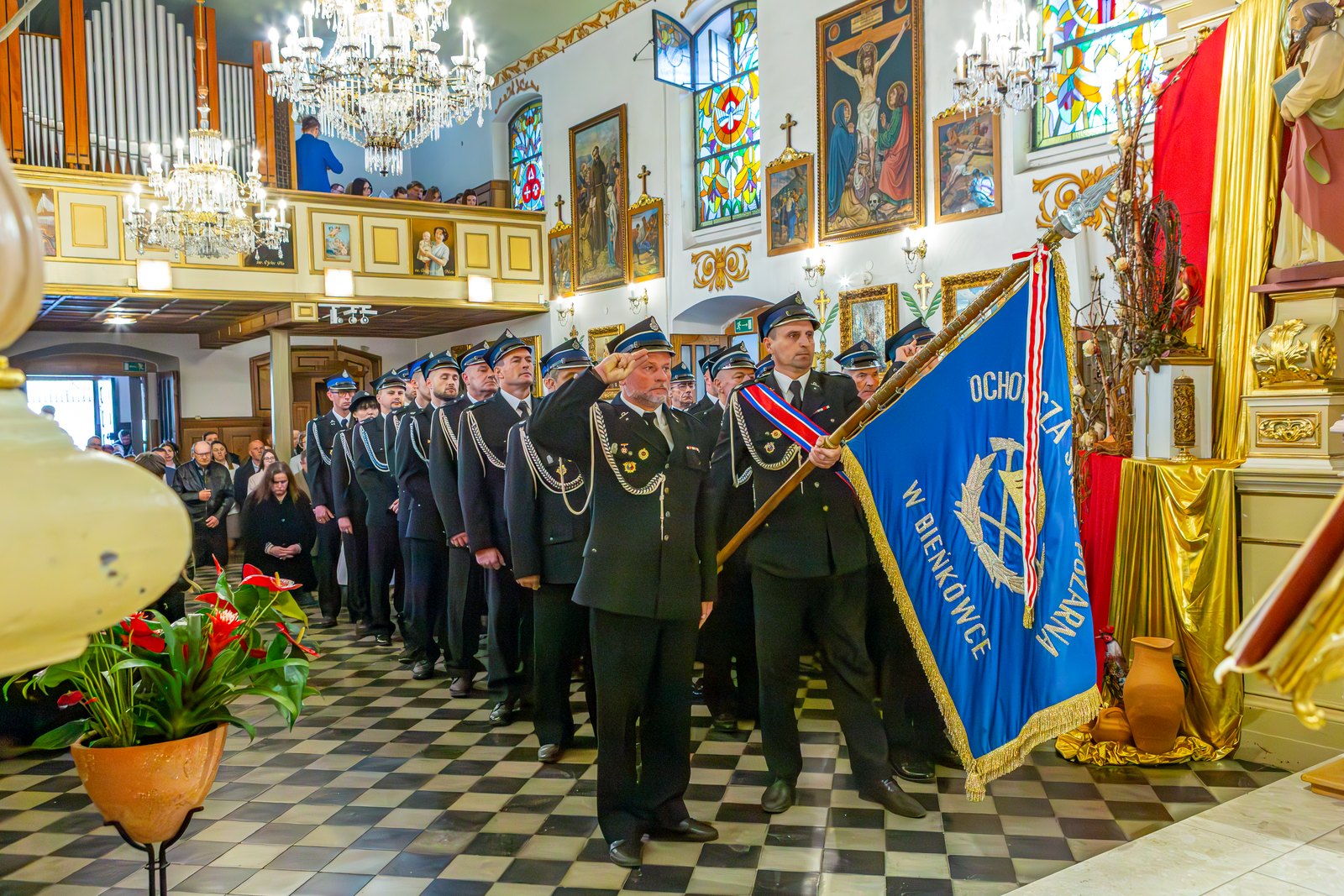 Poczty sztandarowe strażaków w kościele