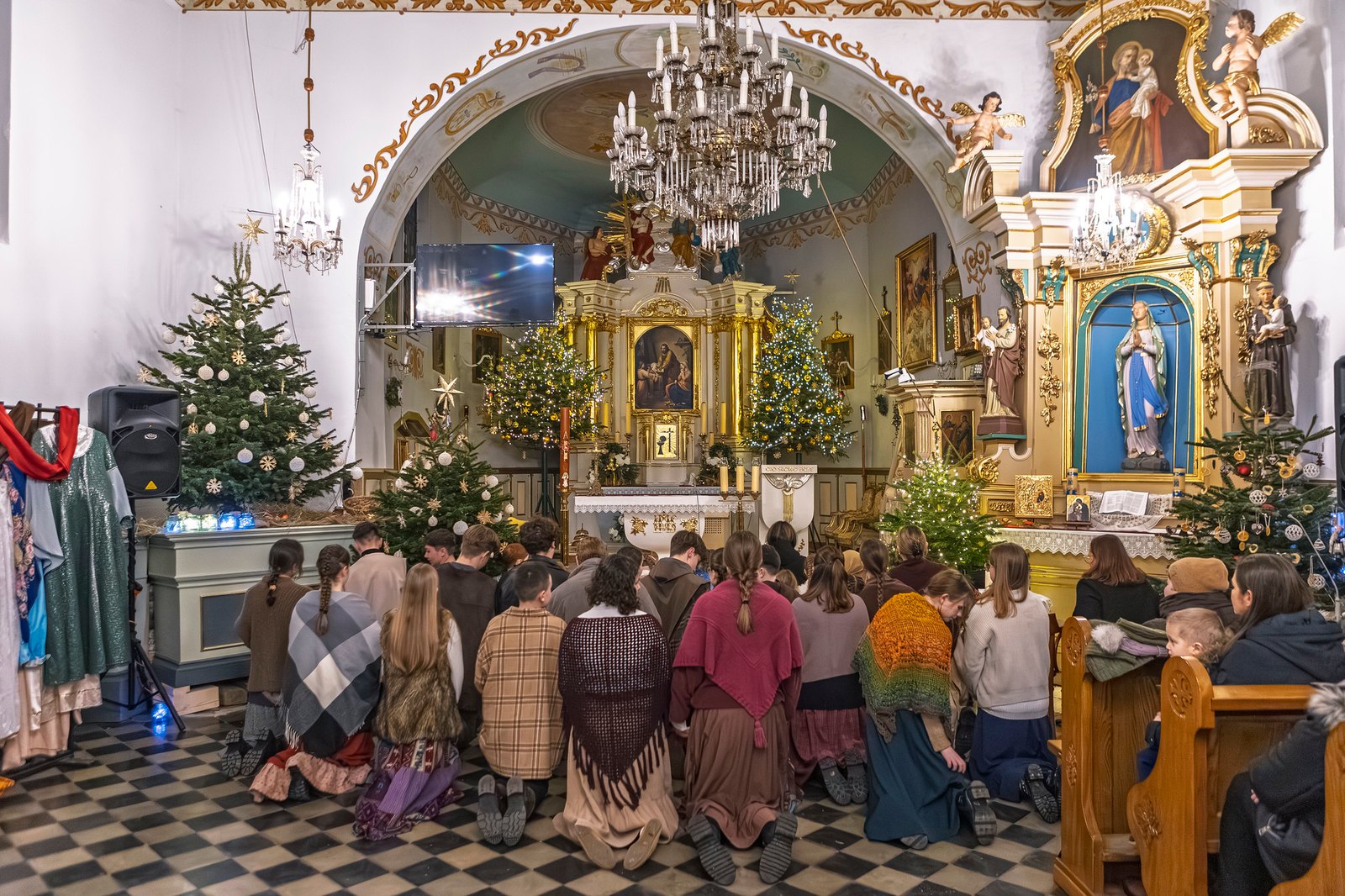 Obsada misterium przed ołtarzem.