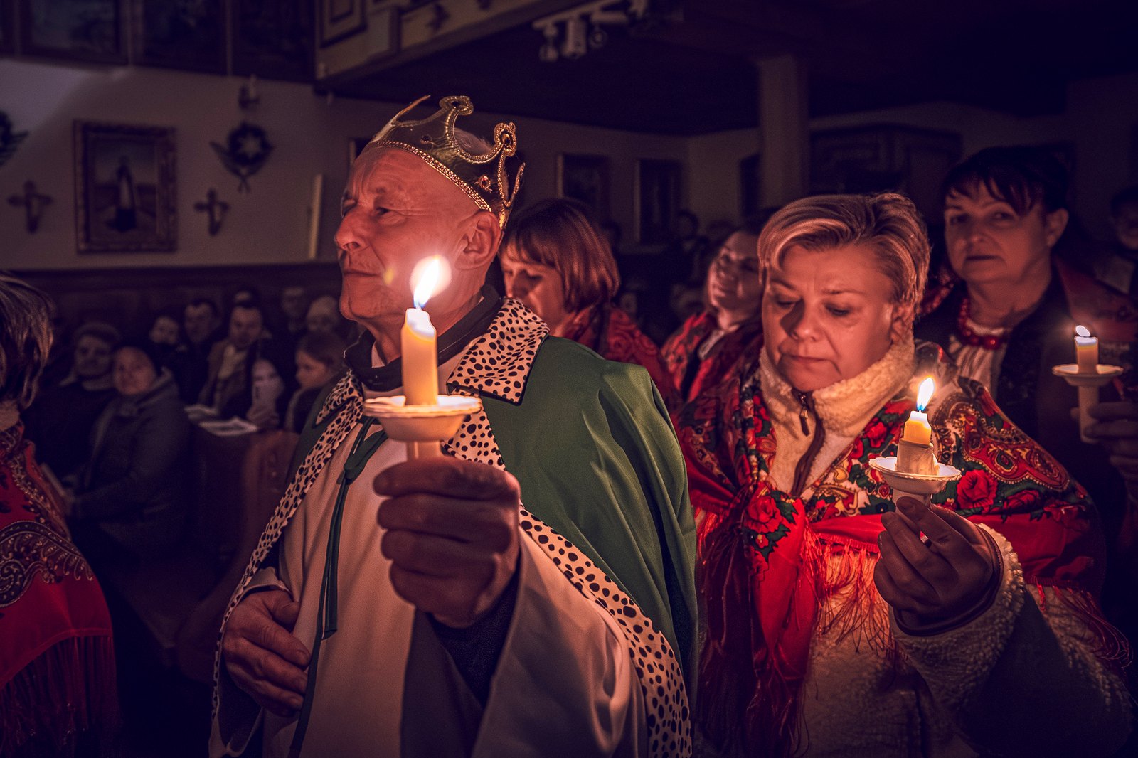 Świece w rękach dorosłych w finale.