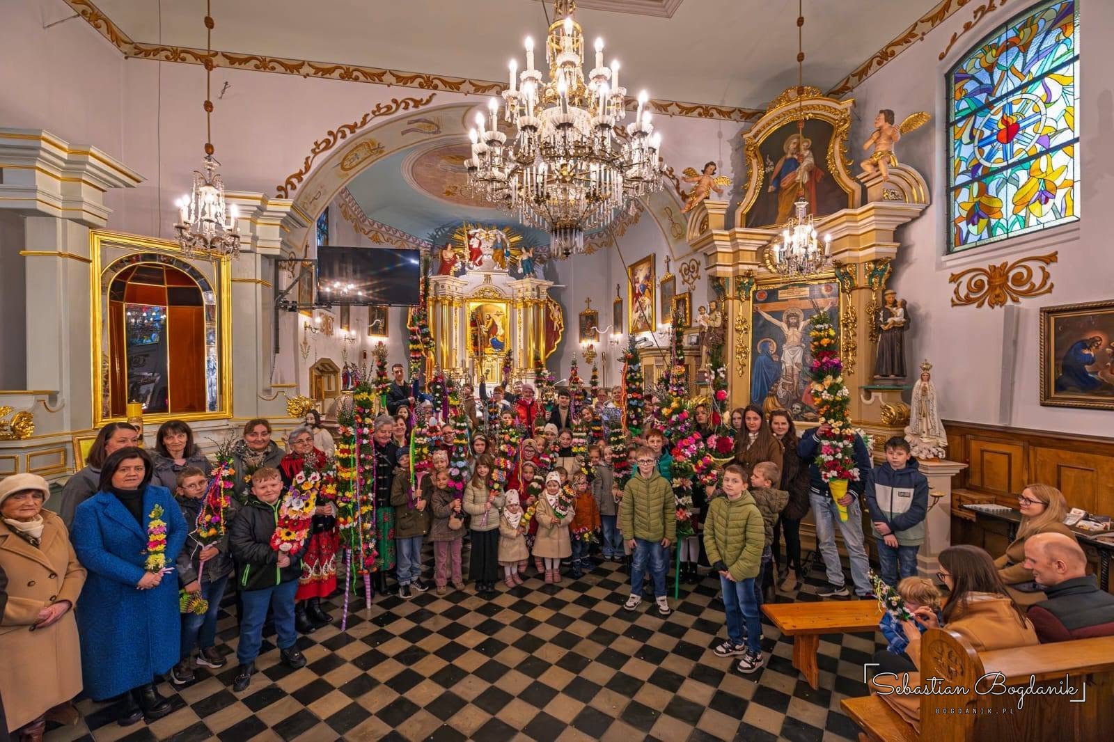 Kościół w Bieńkówce pełen wiernych z palmami w Niedzielę Palmową.