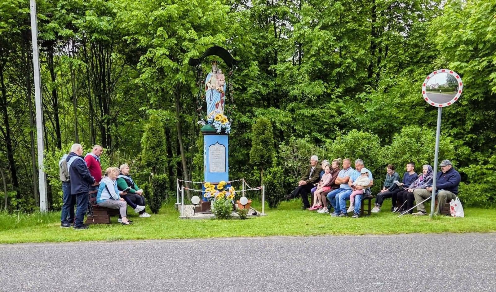Majówka przy figurze Matki Bożej w Bieńkówce.