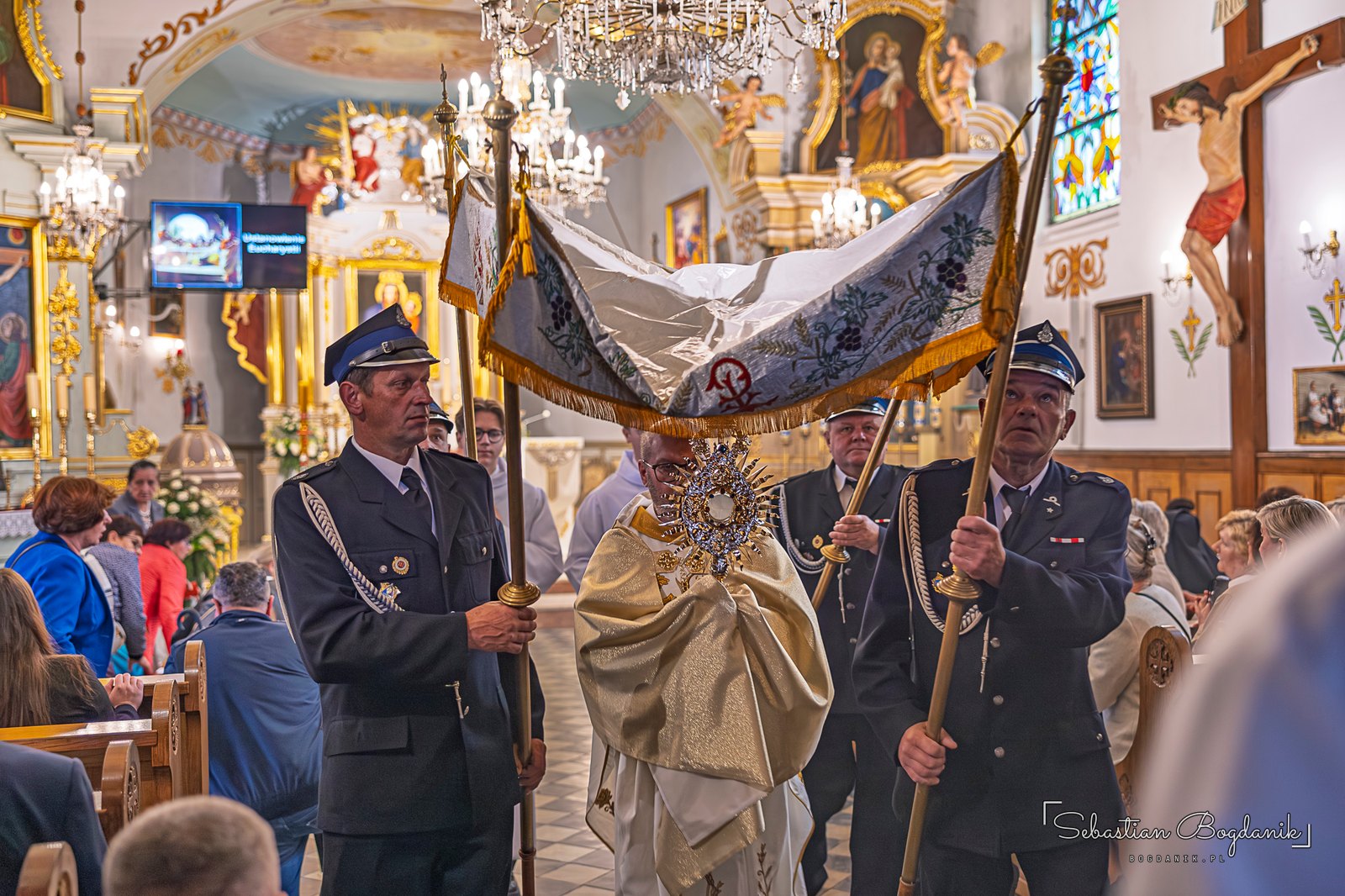 Najświętszy Sakrament pod baldachimem w kościele w Bieńkówce.