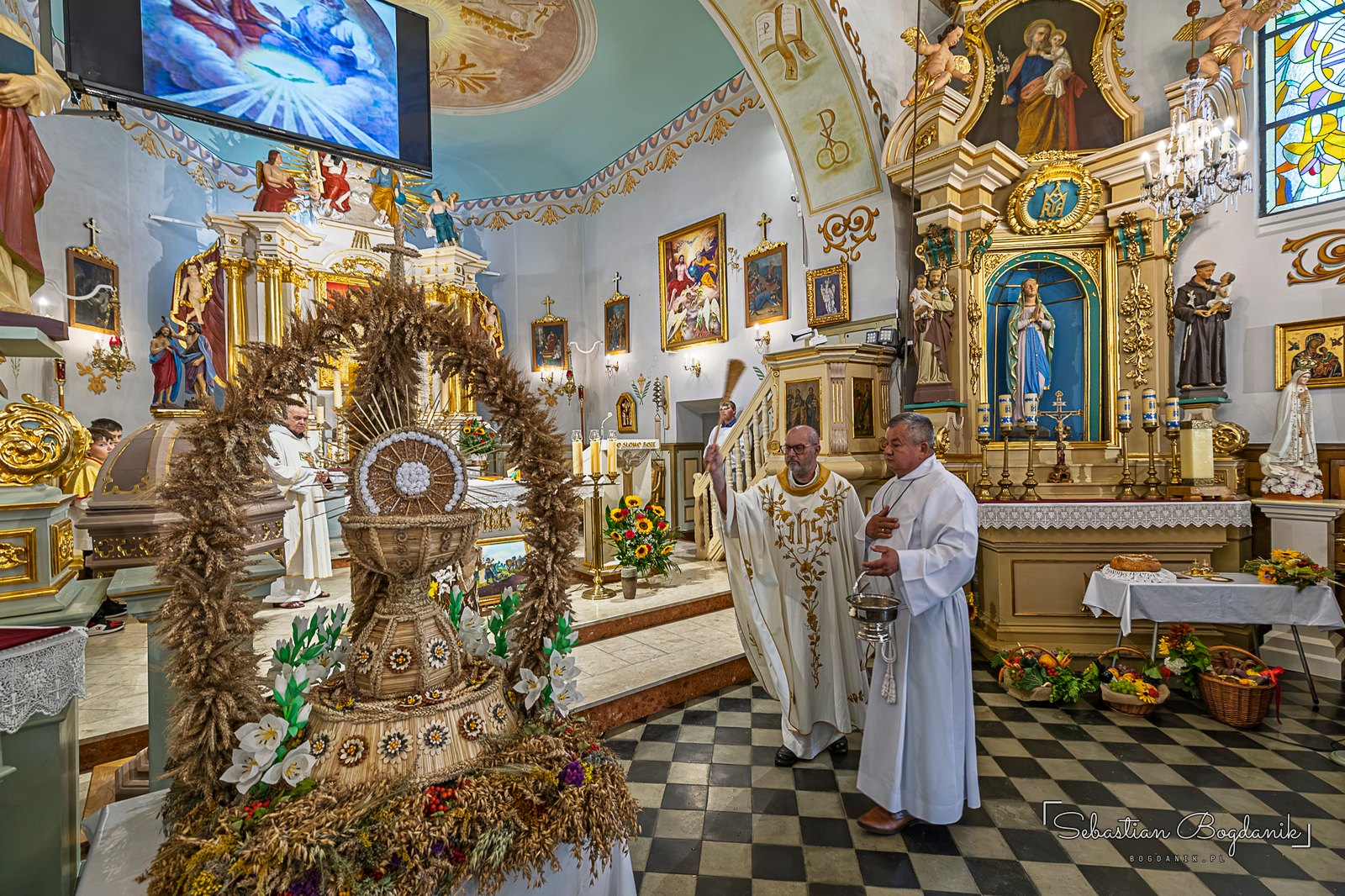 Poświęcenie wieńca dożynkowego i darów w kościele.