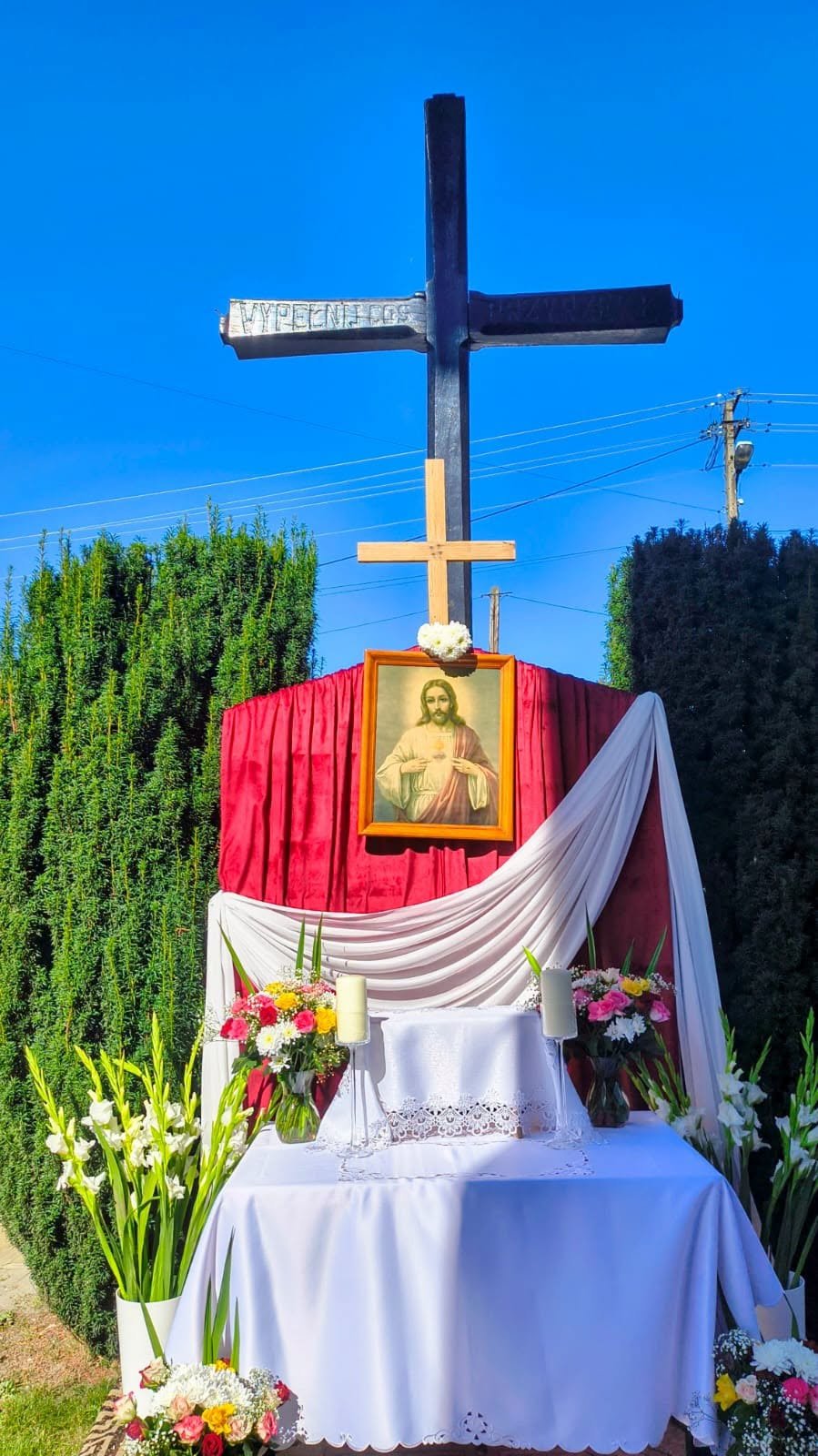 Jeden z pięciu ołtarzy przygotowanych przez parafian na procesję.