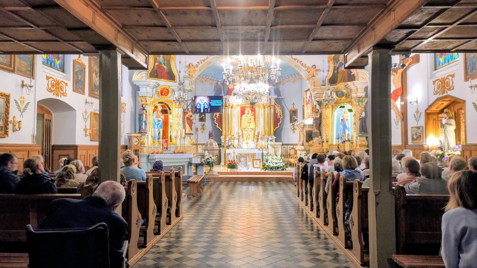 Wnętrze kościoła w Bieńkówce podczas modlitwy różańcowej za osoby starsze i chore.